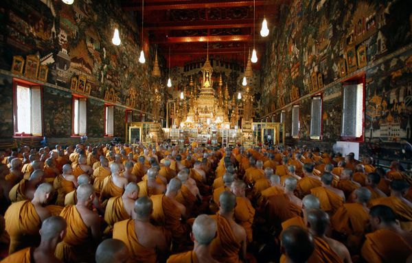 sem11jf-Z24-Moines-bouddhistes-thailandais-en-priere.jpg