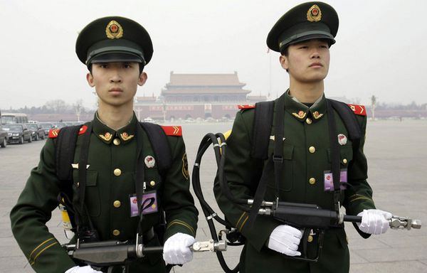sem24-Z26-Militaires-chinois-place-Tiananmen.jpg