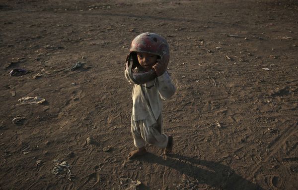 sem11novf-Z18-Enfant-de-Karachi-Pakistan.jpg
