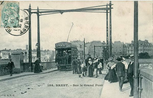 800px-GBNG_184_-_BREST_-_Sur_le_Grand_Pont_-Tram_du_Conquet.JPG