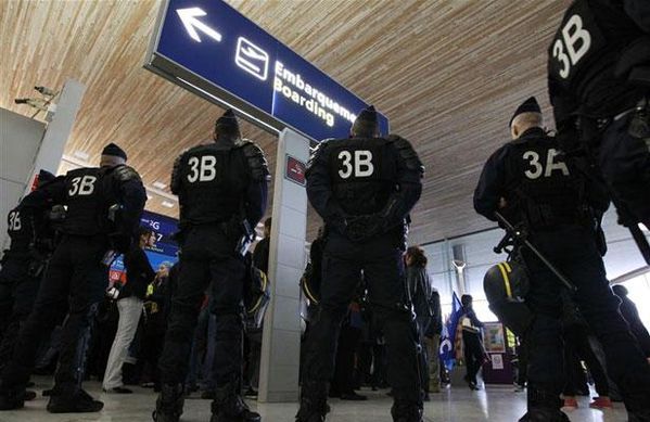 les-policiers-au-travail-dans-les-aeroports.jpg