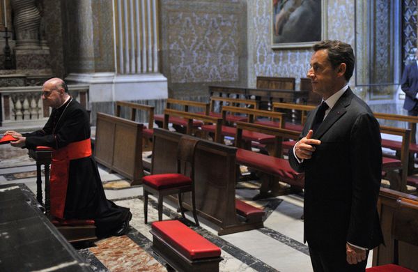 http://img.over-blog.com/600x390/2/27/21/01/image_a26/Nicolas-Sarkozy-signe-de-croix-Vatican.jpg
