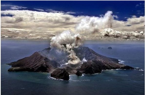 Tongariro-NZeland-eruption-nov2012.jpg