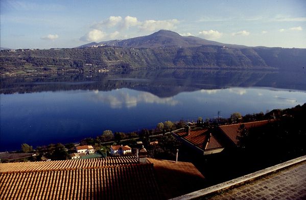 Albani_1994_01-albano-crater.jpg