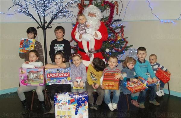 un-moment-convivial-ou-le-pere-noel-a-distribue-les-cadeaux.jpg