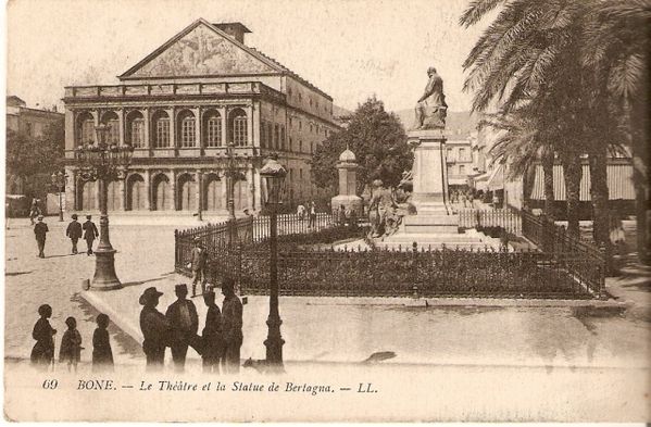 Le-theatre-et-la-statut-Bertagnat--Bone.jpg