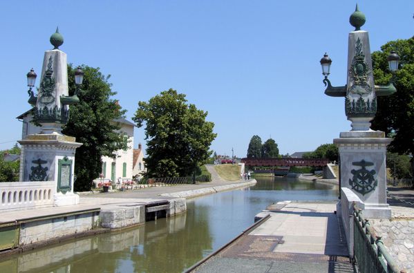 Canal de Briare - Le canal à la sortie du pont-canal de Br