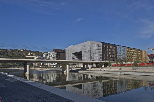 Lyon_le_Monolithe_3.jpg
