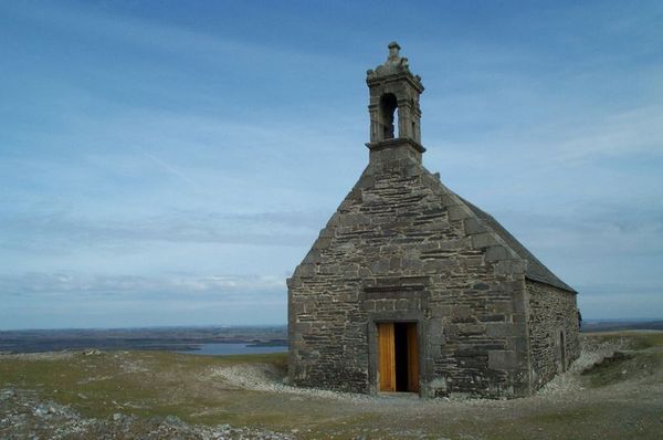 800px-Chapelle Saint-Michel - Mont Saint-Michel de Braspart