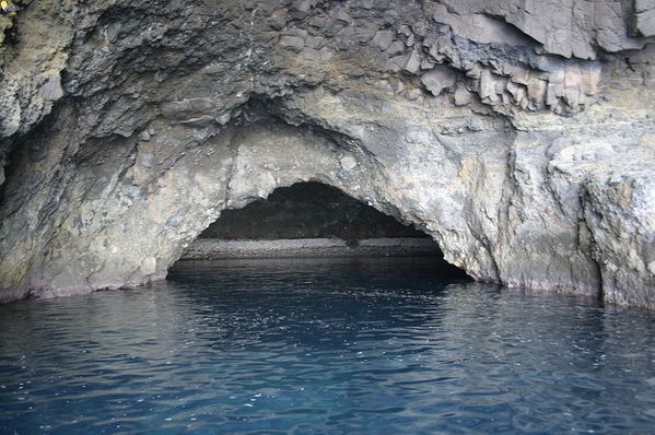 Filicudi-grotta-del-bue-marino.jpg