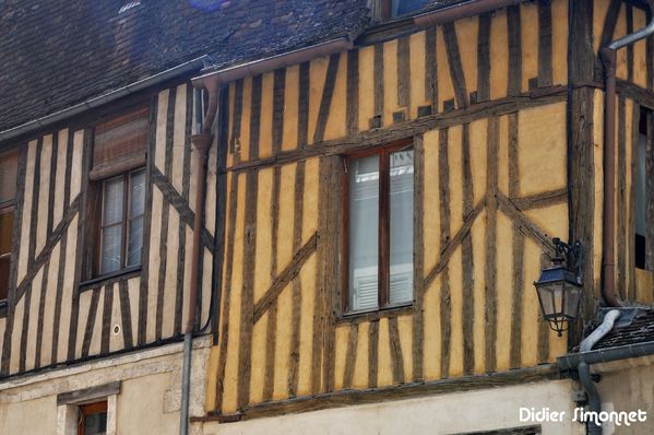 AUXERRE , façade à colombages