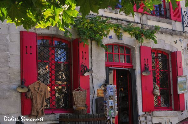 AUXERRE, devant un magasin d'antiquités-