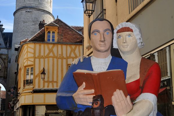 AUXERRE, statue de RESTIF de la BRETONNE