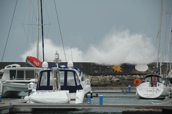 Vague sur la digue