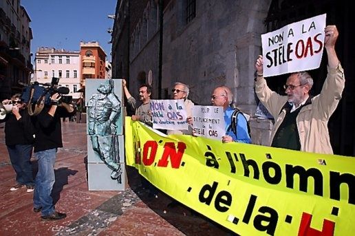 manif-devant-la-mairie-en-medaillon-p-daum_187834_516x343.jpg