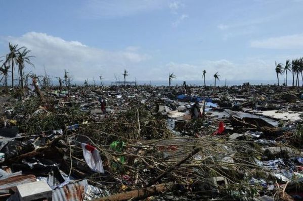 564248-564238-la-cote-a-tacloban-apres-le-pasdsage-du-typho.jpg