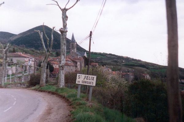St Félix de Sorgues (Aveyron) l'église et le villag