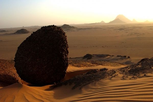Un-rocher-d-or-enssable-dans-le-desert.jpg
