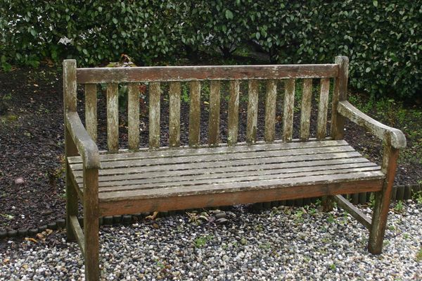 071-Un-vieux-bancs-dans-le-parc-jpg
