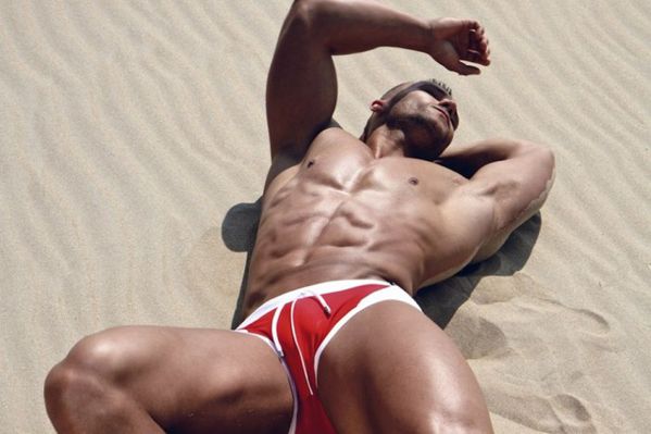 Ruben-Baars-Hot-Macho-Burbujas-De-Deseo-02-700x466.jpg