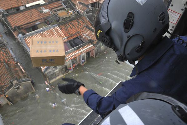 sem13aoui-Z9-Les-colis-de-la-survie-shantou-Chine-inondatio.jpg