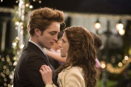 Robert-Pattinson-Dancing-With-Bella-40Kristin-Stewart41