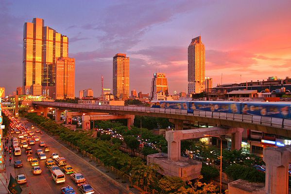 800px-Bangkok skytrain sunset