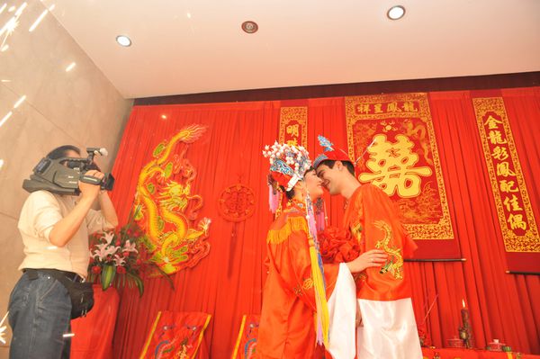 Chine - mariage chinois bisou