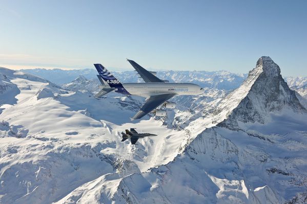 Airbus A 380 et FA 18 devant le cervin