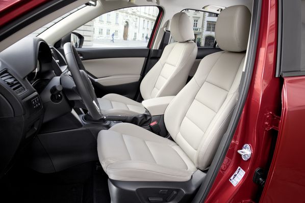 http://img.over-blog.com/600x399/2/55/11/19/marques-japonaises-3/Mazda-CX5-interieur1.jpg
