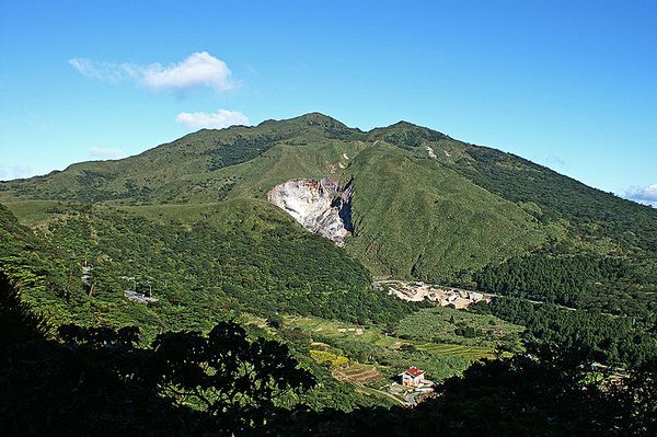 800px-Chihsingshan-_Tatun_volcanoes---Peellden-wiki.jpg