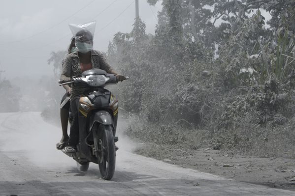 2013.11.24 Sinabung - Yuli Ramadani AP