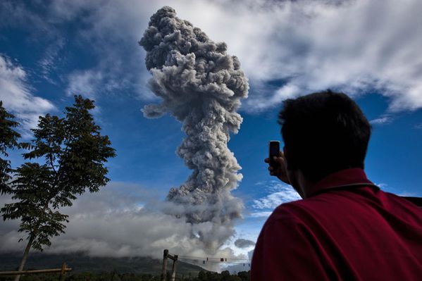 2013.11.24 Sinabung - Ilet Ifansasti Getty im