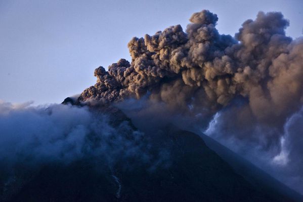 2013.11.24 Sinabung - Ulet Ifansasti Getty im