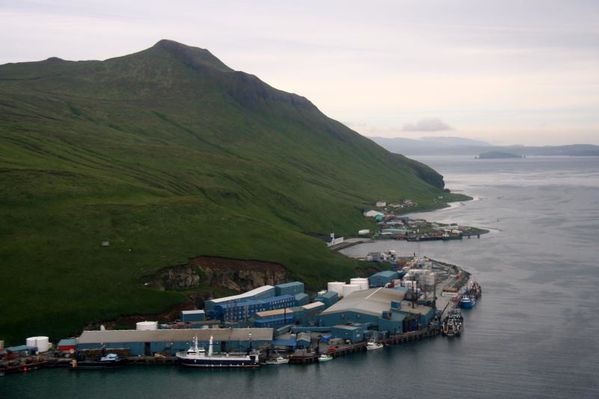 Akutan village et volcan - Helena Buurman AVO Univ Alaska