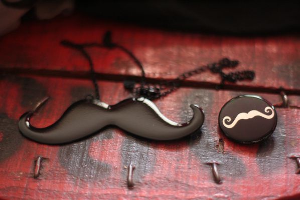 Badge-et-collier-moustache.jpg