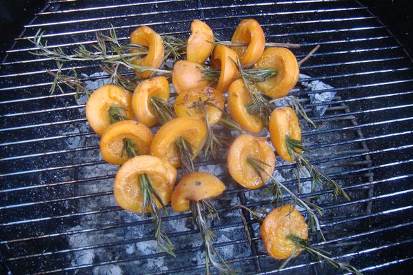brochette d'abriots au romarin sur bbq (7)