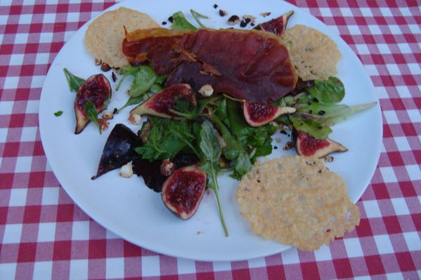 00000000salade-figues-serano-tuile-sparmesan-1.JPG