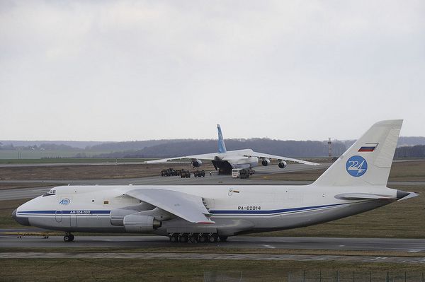 deux Antonov 124 russes sur la base aérienne 105 d'Evreux