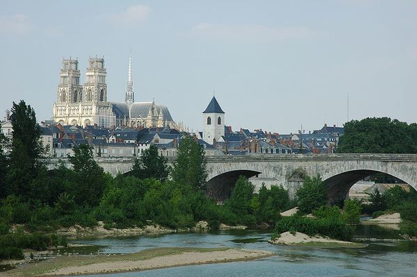 800px-France_Orleans_Cathedrale_Pont_Georges_V_01.JPG