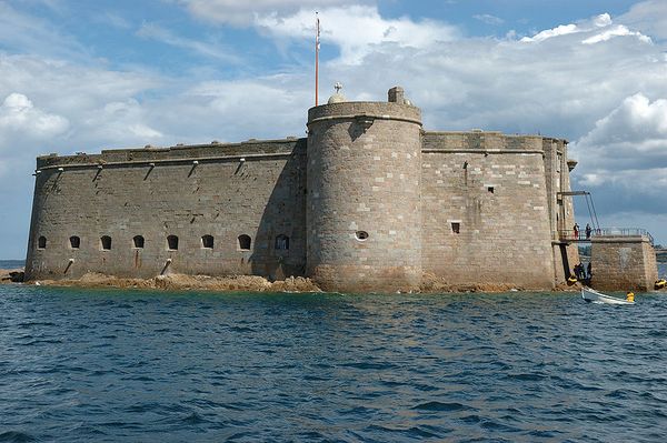 800px-Chateau_du_Taureau.jpg