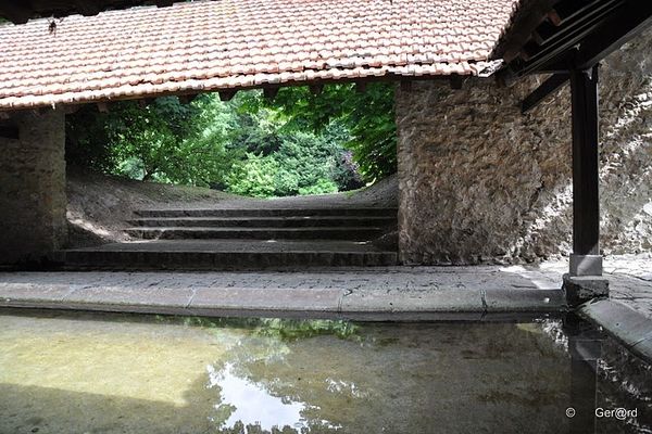 Lavoir-du-Parc-Communal---Jouy-le-Moutier---07-c--Ger-rd--.jpg