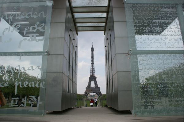 tour eiffel mur pour la pais