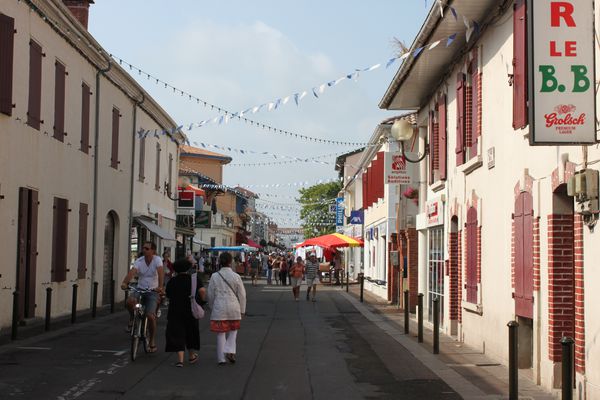 2011-Aout.-SOUSTONS--Fetes.-Braderie-Commercante--005.JPG