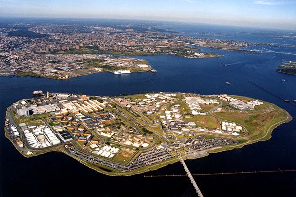 Le Canard va se pina colader à Rikers Island, avec DSK