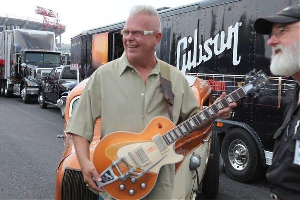 1107sr_04_z-gibson_les_noyse_guitar_debut_on_hot_rod_tv-.jpg