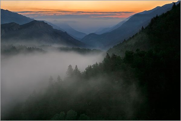 brume_montagne_lueurs_du_jour_naissant.jpg