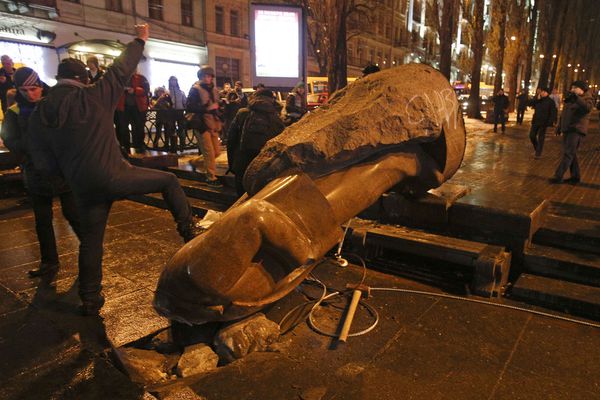 sem13decc-Z21-Un-symbole-a-terre-statue-Lenine-Kiev-Ukraine.jpg