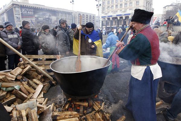 sem13decf-Z12-Le-repas-des-manifestants-Kiev-Ukraine.jpg