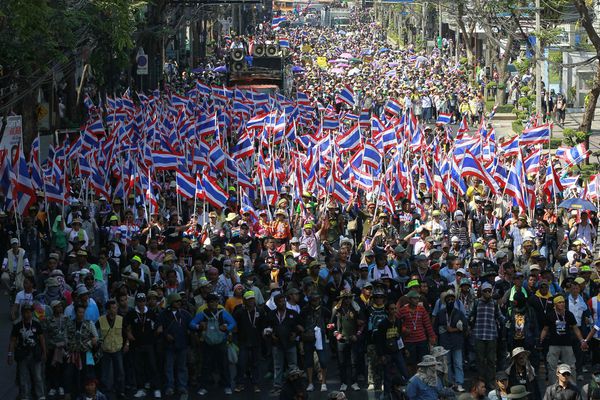 sem14janh-Z9-bangkok-bloque-par-les-manifestants.jpg